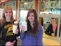 ourtownperrysburg.com Alaena